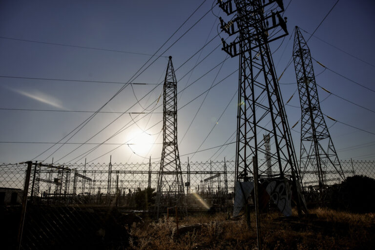 La luz cierra marzo a un precio medio de 20 euros/MWh, la mitad que en febrero y un 77% menos que hace un año