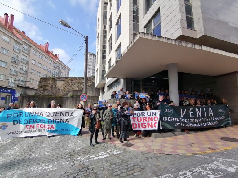 Abogados y procuradores del turno de oficio se manifiestan por Ferrol para reclamar sus «derechos más elementales»