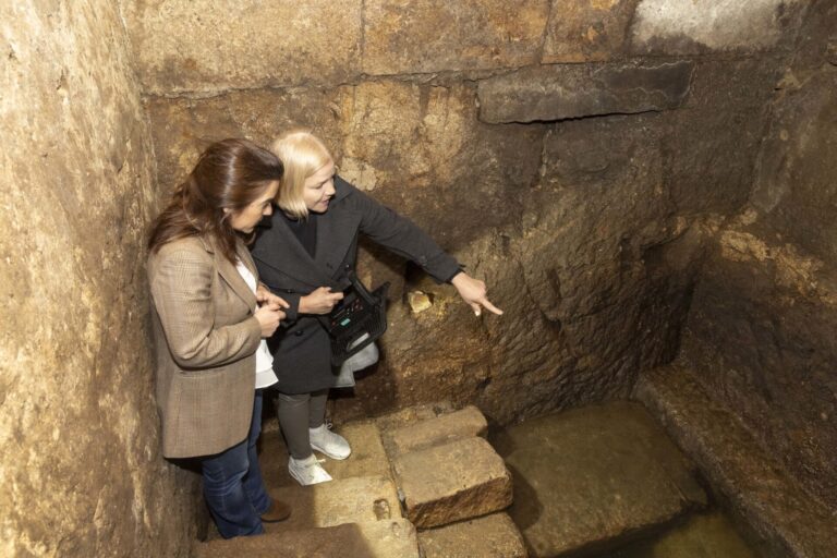 La prueba del carbono-14 hecha en una espina de bacalao revela que la casa de Sinagoga 4 de A Coruña es del siglo XV