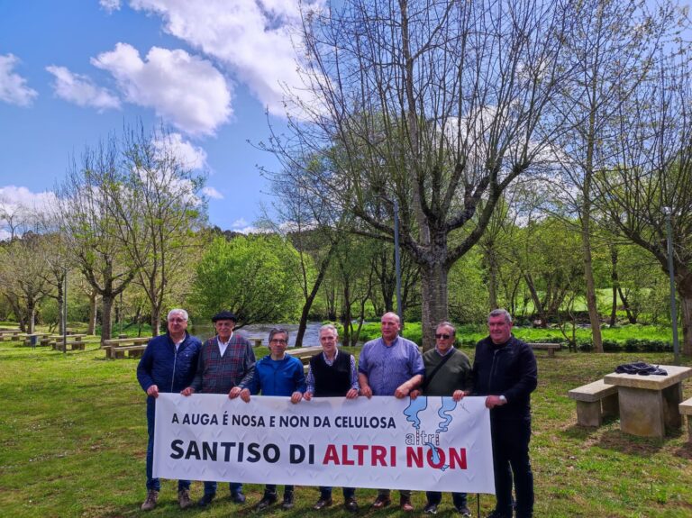 Más de 300 personas participan en una caminata entre Palas de Rei y Santiso contra el proyecto de Altri en A Ulloa