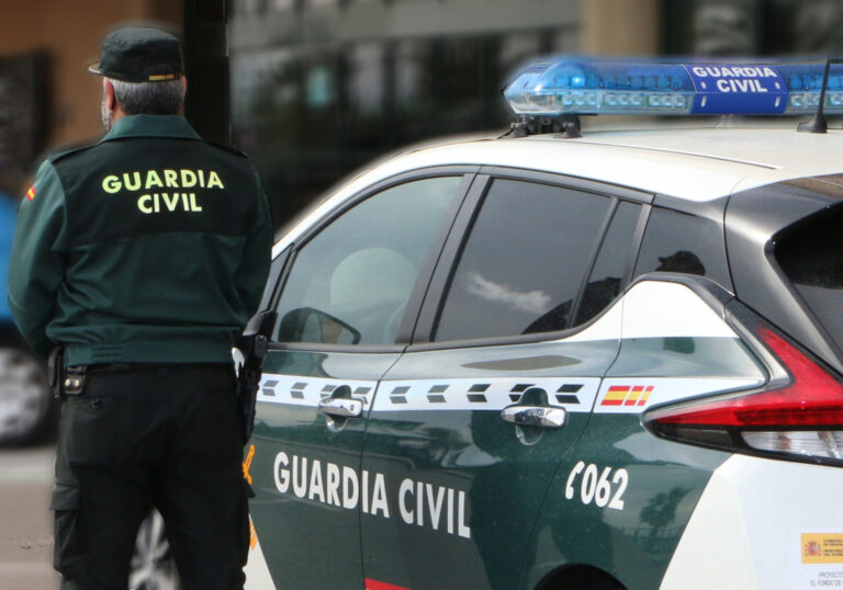 Detenida una mujer de 54 años en Navia de Suarna (Lugo) por circular con un carné de conducir falso