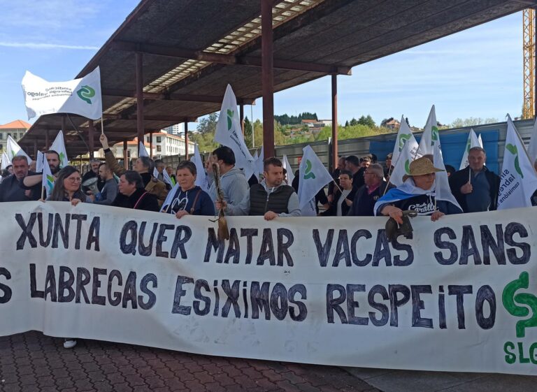 Propietarios de la granja de Manzaneda protestan ante la Xunta tras sacrificar sus vacas: «Estamos abandonados»