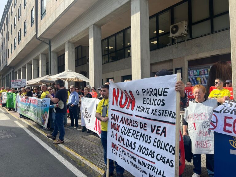 Eólica Así Non protesta ante el Parlamento: «Rueda, escucha, seguimos en lucha»
