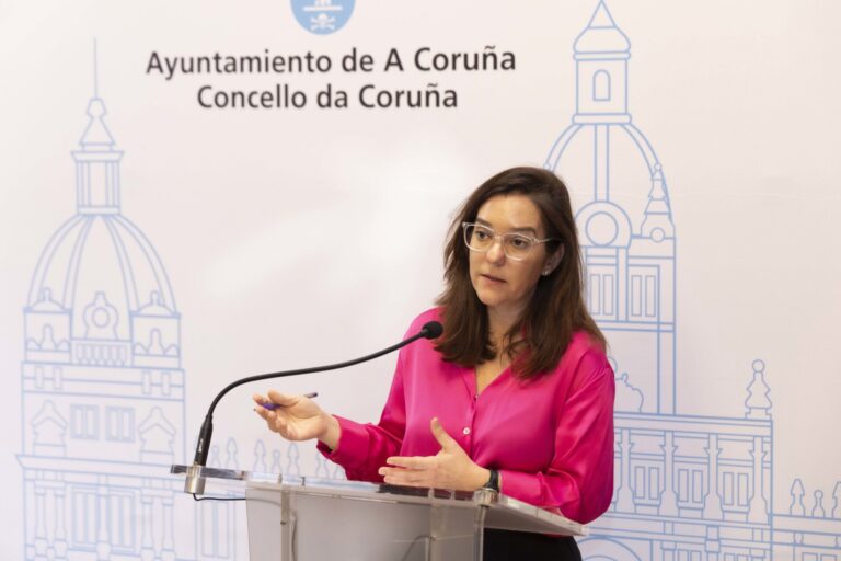 La alcaldesa de A Coruña, sobre las denuncias de «irregularidades» en un piso del edil Lage: «No hay tema»