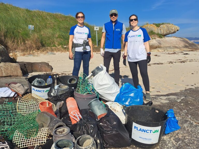 Voluntarios de Afundación retiran 1.300 kilos de basura marina en el entorno del islote Areoso