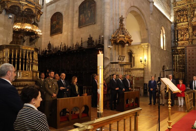 El Ayuntamiento de Lugo recibe la insignia de honor de la Cofradía del Buen Jesús en su 75 aniversario
