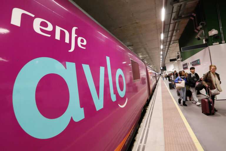 El Gobierno mantiene que el tren ‘low cost’ de Renfe llegará a Galicia este año