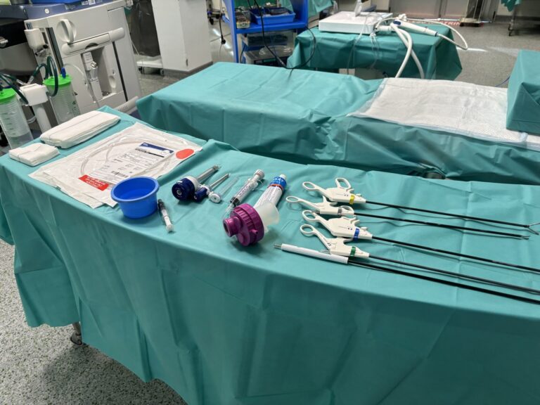 La espera en Galicia para una primera consulta con el especialista se sitúa en 73 días y de 67 para operarse