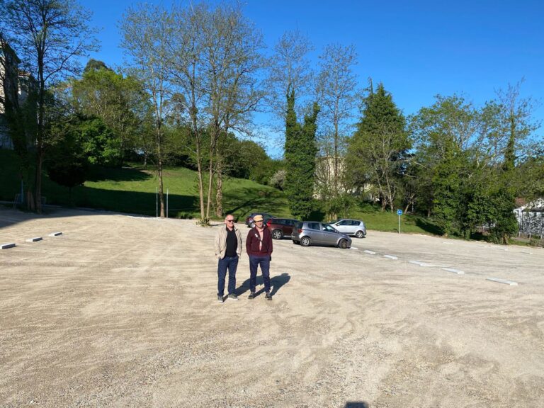 Abierto el aparcamiento provisional que el Ayuntamiento de Santiago habilitó en el CHUS y que cuenta con 151 plazas