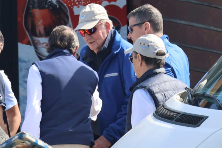 Juan Carlos I se deja ver por el puerto deportivo de Sanxenxo (Pontevedra) pero no compite en el primer día de regata