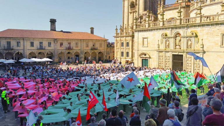 Un mosaico humano en Santiago forma la bandera de Palestina en un acto para denunciar «el genocidio que sufre el país»