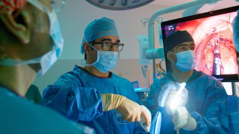 La plataforma AGalega estrena ‘Curando o mundo’, la serie documental sobre el cirujano gallego Diego González