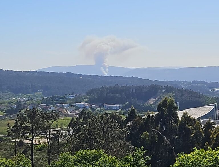 Rural.- Activo un incendio forestal en Rois (A Coruña) que supera las 20 hectáreas de superficie afectada