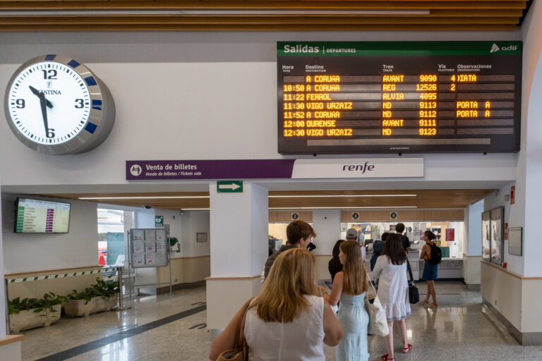 Renfe deja «tirados» a un grupo de viajeros en la estación de Santiago: «Tocábamos en el tren y no nos abrían»