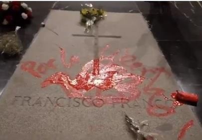 El artista que pintó la tumba de Franco se encierra en un escaparate por la «demora» en el fallo del Supremo