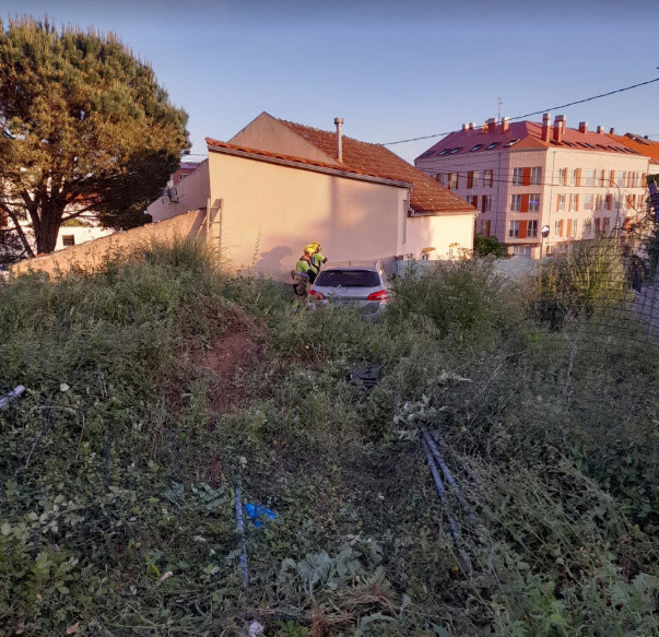 Un coche se sale de la vía en A Pobra (A Coruña) e impacta contra el cierre metálico de una vivienda
