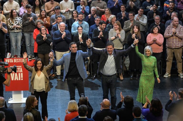 La alcaldesa de A Coruña pide a «los demócratas» apoyar a Sánchez frente a la política del «lodazal»