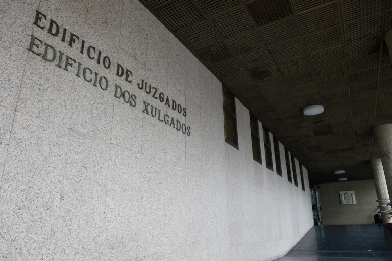Cuatro años de cárcel para un agresor sexual reincidente que agarró las nalgas y besó a una menor en un portal de Vigo