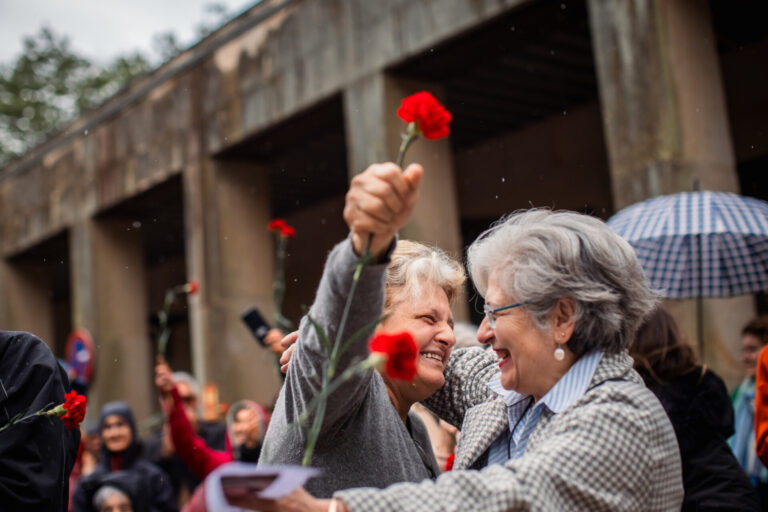 Más de un centenar de personas recuerdan en Santiago la Revolución de los Claveles entonando el ‘Grândola’