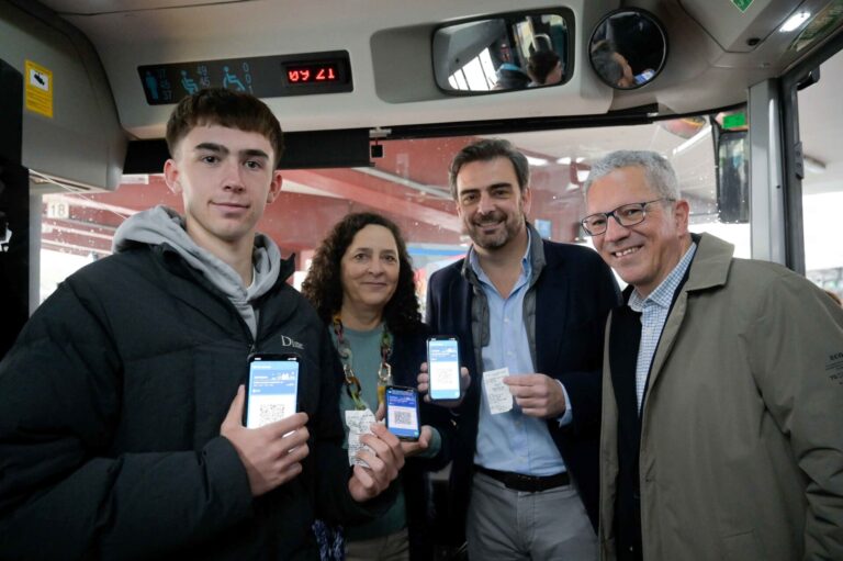 La Xunta activa en A Coruña la Tarxeta Xente Nova en el móvil para promover el uso del transporte público gratuito