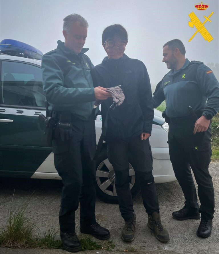 La Guardia Civil auxilia a un peregrino de nacionalidad china que había perdido su documentación