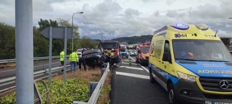 Excarceladas dos personas tras volcar su coche en la AP-9, a su paso por O Burgo, en Culleredo (A Coruña)