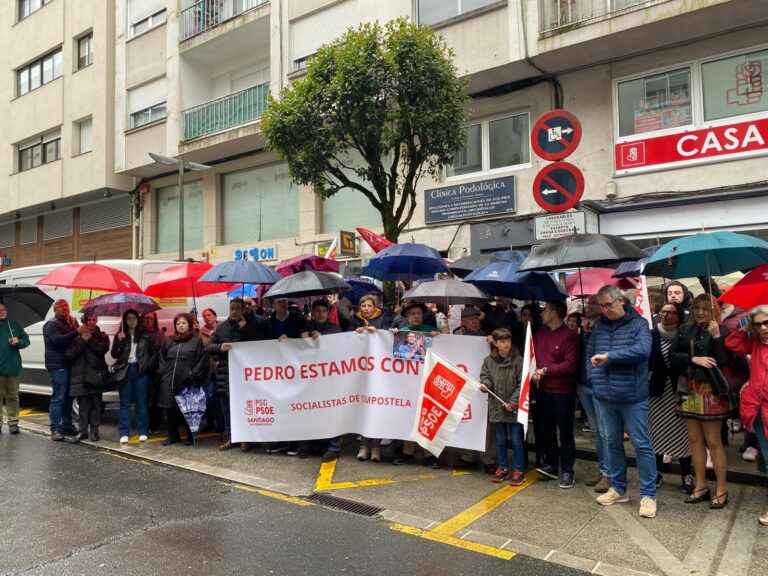 Militantes y simpatizantes del PSOE se concentran en Santiago en apoyo a Pedro Sánchez: «Sí, vale la pena»