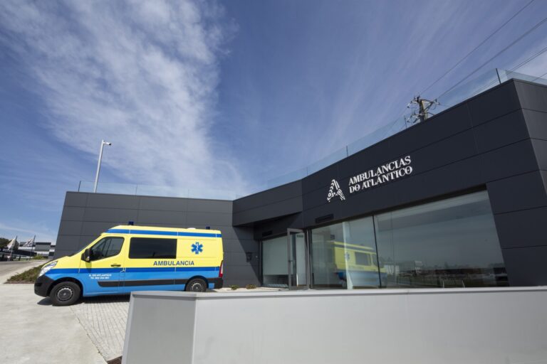 Sanidade garantiza la prestación con la intervención pública del servicio de ambulancias de Vigo, Moaña y Cangas