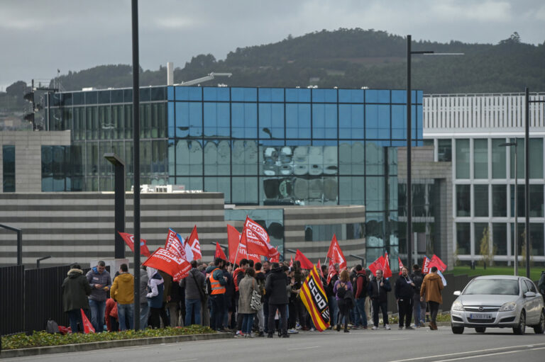 Personal de Zara Logística de Arteixo protesta contra el «paro patronal» el 1 de mayo y envío de trabajo a otros centros