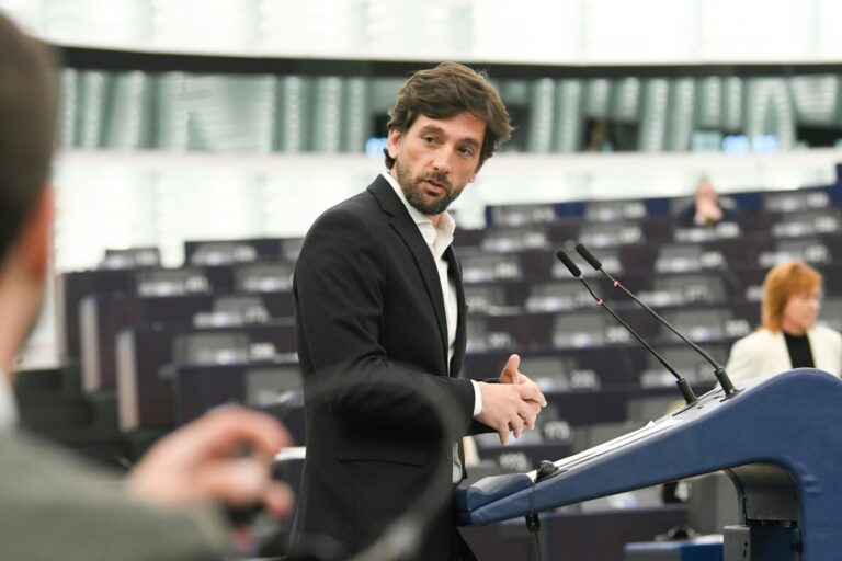 El PP lleva a las europeas al exsecretario general de Ciudadanos, el madrileño de origen gallego Adrián Vázquez