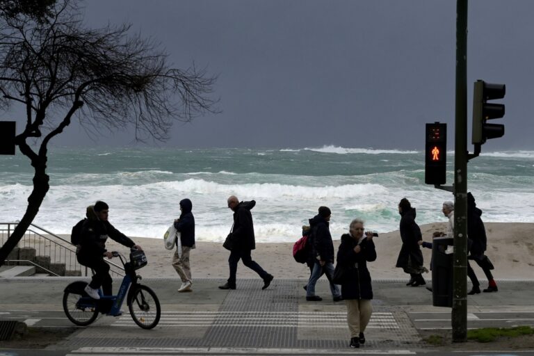 Avisos amarillos por fuerte vientos y lluvias en las provincias de Pontevedra, A Coruña y Lugo este viernes
