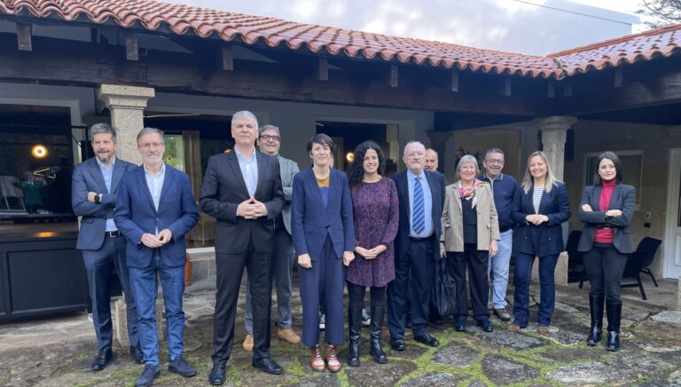 El Foro Económico de Galicia y Pontón (BNG) analizan en un encuentro los retos para la nueva legislatura