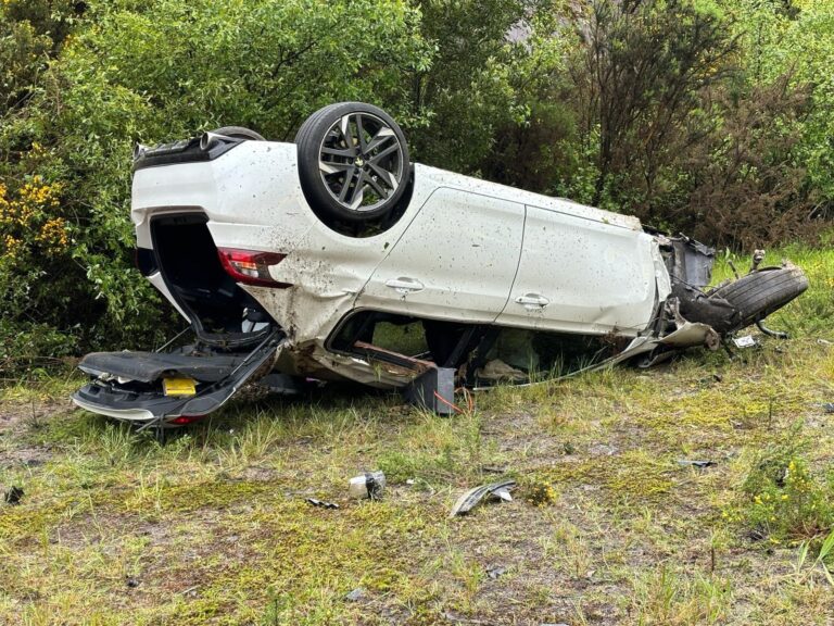 Heridos un adulto y un menor tras salirse de la vía y volcar su vehículo en Rois (A Coruña)