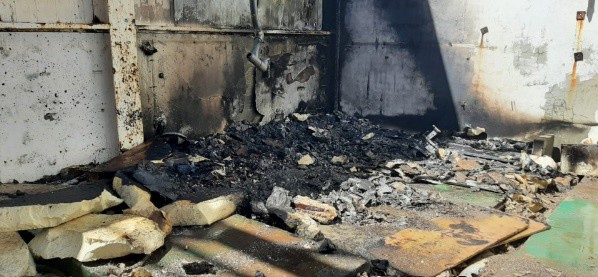 Extinguido el incendio en una nave del polígono de Aguiño, en Ribeira (A Coruña)