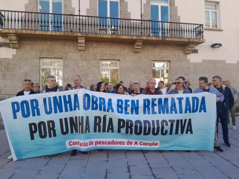 Mariscadores de la ría de O Burgo secundan una nueva protesta con corte de tráfico en los accesos en A Coruña