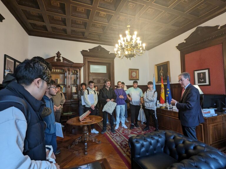 Alumnado del IES Rosalía Mera restaura los históricos bancos del TSXG diseñados por Galán