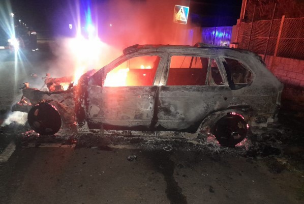 Arde un vehículo en el aparcamiento de la playa de Cabío, en A Pobra do Caramiñal