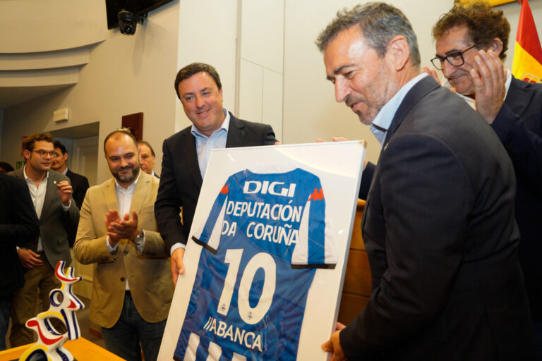 La Diputación de A Coruña recibe al Deportivo con felicitaciones por su «merecido ascenso»