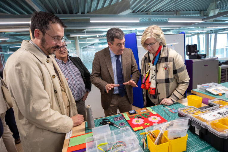 Una delegación de la Consejería de Educación de Cantabria se reúne con la Xunta y visita centros rurales de Pontevedra