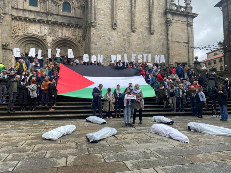 Simulan cadáveres en un acto en Santiago para exigir «el fin del genocidio» en Palestina