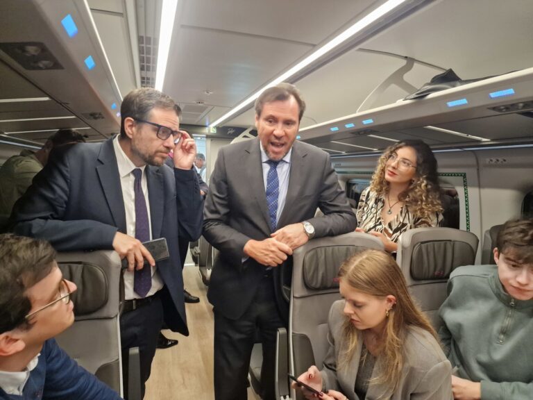 Puente asegura que Galicia ganará plazas «y frecuencias» con los trenes Avril y dice que Avlo llegará «ya»