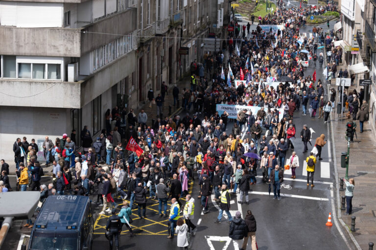 (AMP)Letras Galegas.-Miles de personas exigen desde Santiago a la Xunta que actúe ante la «emergencia» del gallego