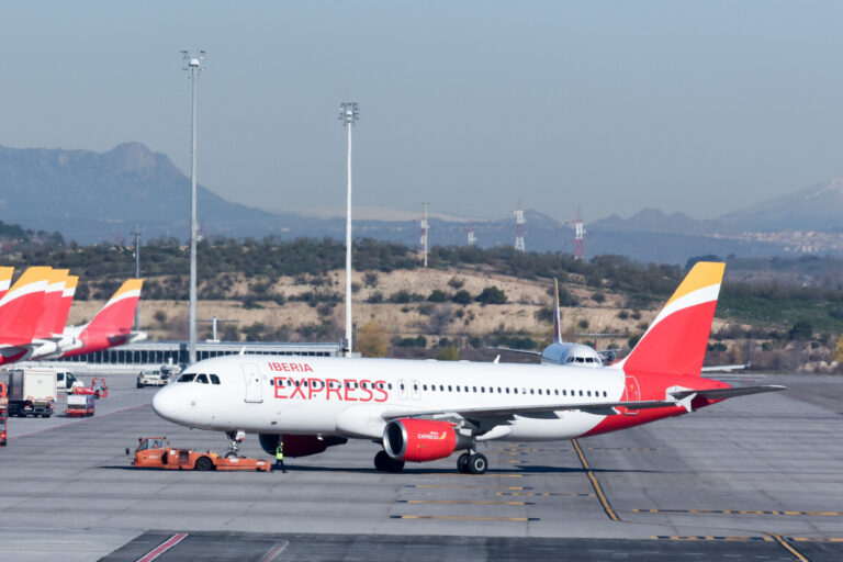 UGT se reunirá este martes con Iberia tras la huelga que canceló más de una veintena de vuelos