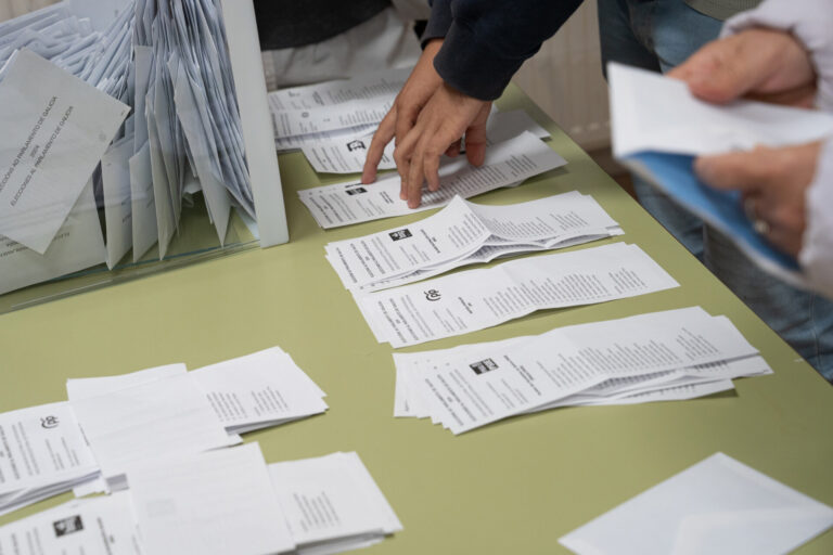 9J.- Los partidos engrasan la maquinaria para la campaña de las europeas en Galicia, que pegarán al territorio