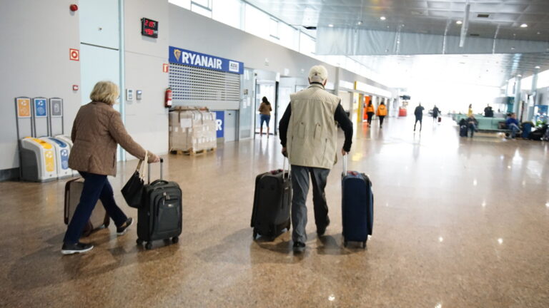 La Xunta amplía desde este lunes las rutas de autobús entre Vigo y el aeropuerto de Santiago