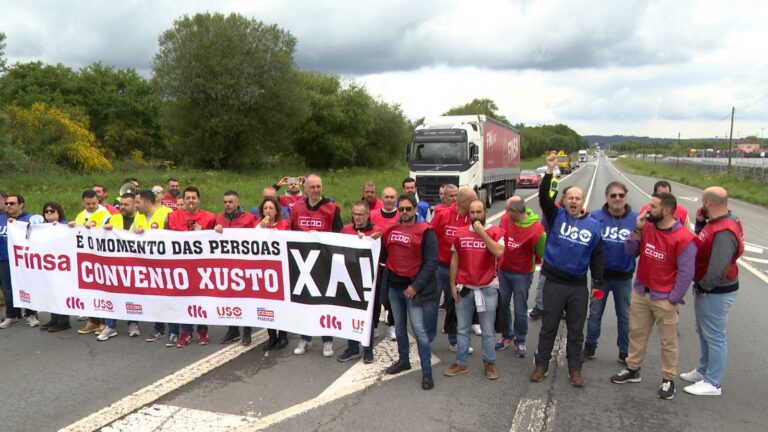 Trabajadores de Finsa cortan el tráfico en las inmediaciones de la factoría de Santiago para reclamar un nuevo convenio