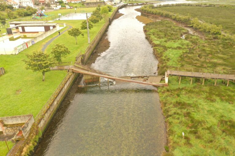 Rompe la pasarela peatonal del río Belelle, en Neda (A Coruña)