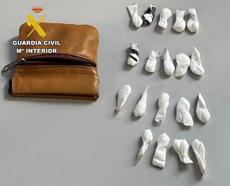 Investigan a dos vecinas de Ribeira (A Coruña) por supuestamente distribuir cocaína en un establecimiento comercial