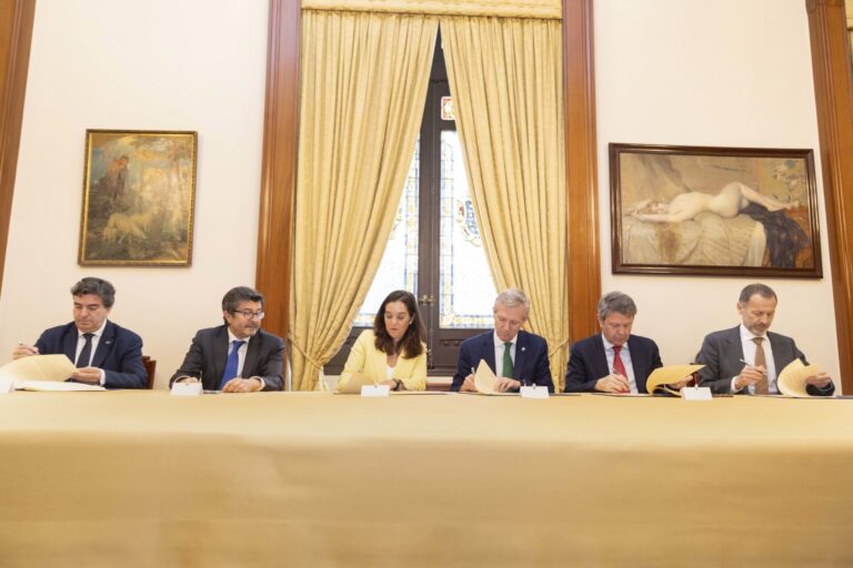Ayuntamiento de A Coruña, Xunta y Estado impulsarán una comisión para la reordenación urbanística de los muelles