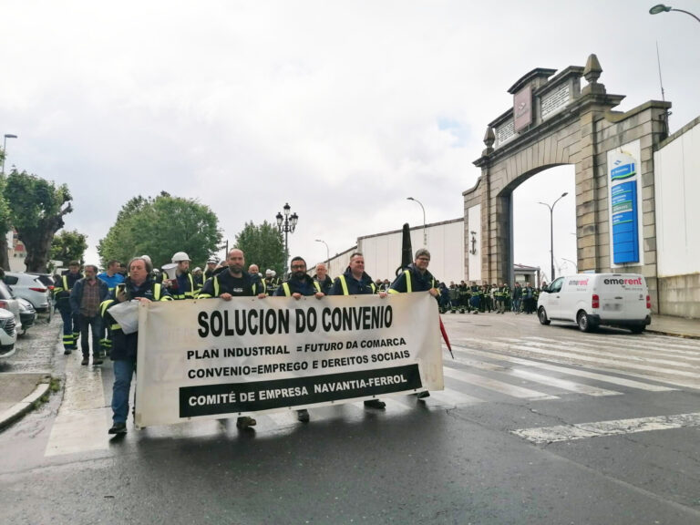 Los trabajadores de Navantia se manifiestan por las calles de Ferrol para criticar la actitud del Ministerio de Hacienda